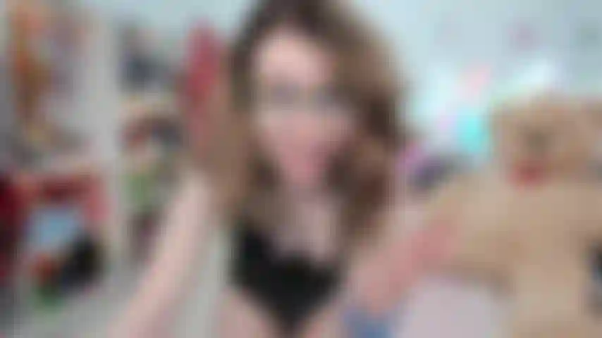 Die sich in einem schwarzen body und langen schwarzen stiefeln amüsiert! Soll ich dir sagen, wie dieses universum funktioniert? Oder sollten wir vielleicht über ungezogeneres zeug reden?