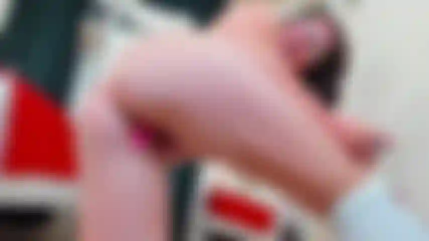 An meinen geilsten tagen liebe ich es, meinen arsch in allen möglichen stellungen und mit so vielen verschiedenen spielzeugen zu ficken!