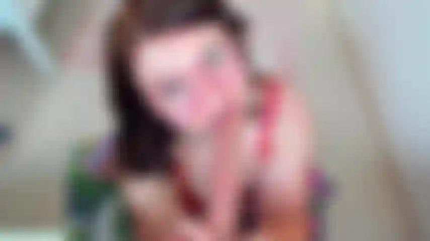 Ich bin ein braves mädchen und gebe dir den besten pov-blowjob, den du dir vorstellen kannst, mit tiefen stößen und würgen! Komm auf meine brille!