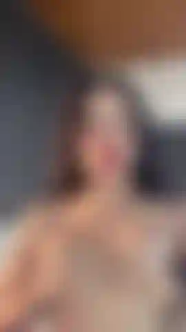 Ein sexy mädchen im spiegel.