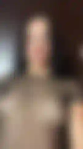 Ein leicht freizügiges shirt.