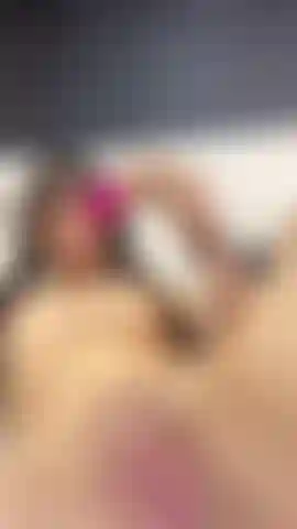 Es fühlt sich so gut an, ich kann spüren, wie meine muschi dahinschmilzt.