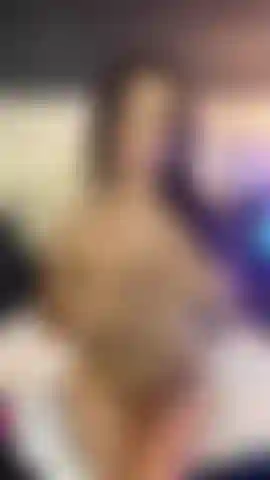 Die ihre kleinen brüste neckt.