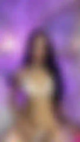 Die mit ihrem spielzeug berührt.