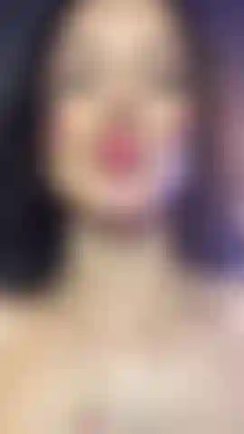 Ein lächeln und schöne lippen und brüste.