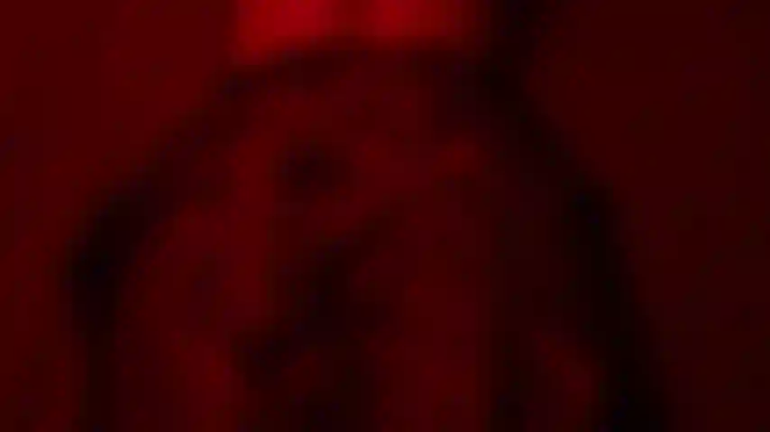 Rote lichter im raum.