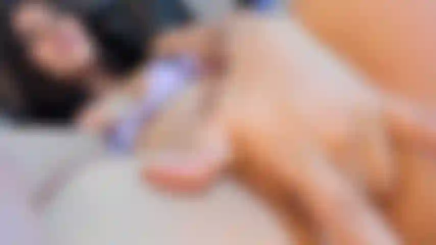 Ich fühle mich so heiß, dass meine finger nicht ausreichen, komm und fick mich, bb.