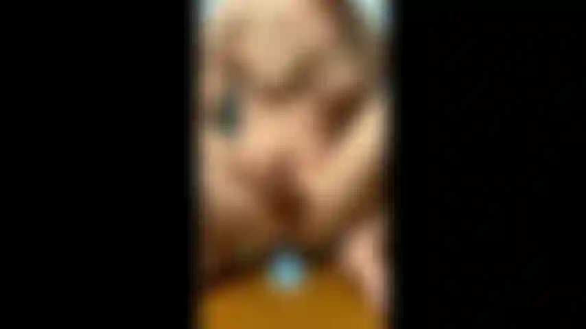 ( Clip) ich hüpfe auf meinem spielzeug und streichle.