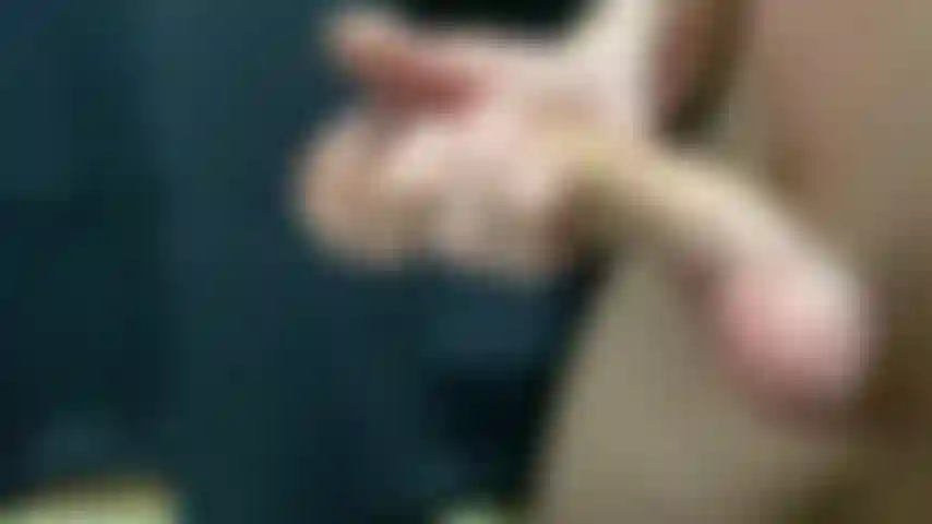 Seitenansicht, streichle meinen schwanz und ficke meine hand, bis ich meine ladung abgeschossen habe.