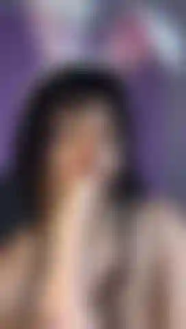 Ich stecke meinen dildo ganz durch meinen mund, um zu sabbern.