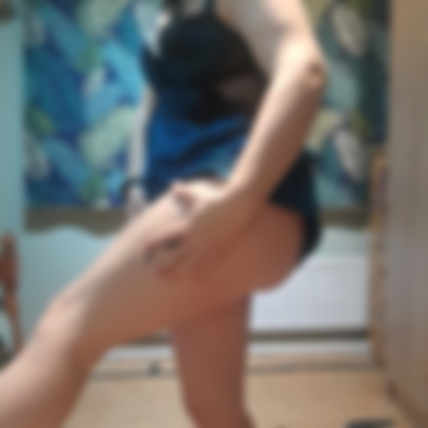Und zeige ein kleines tattoo am bein.