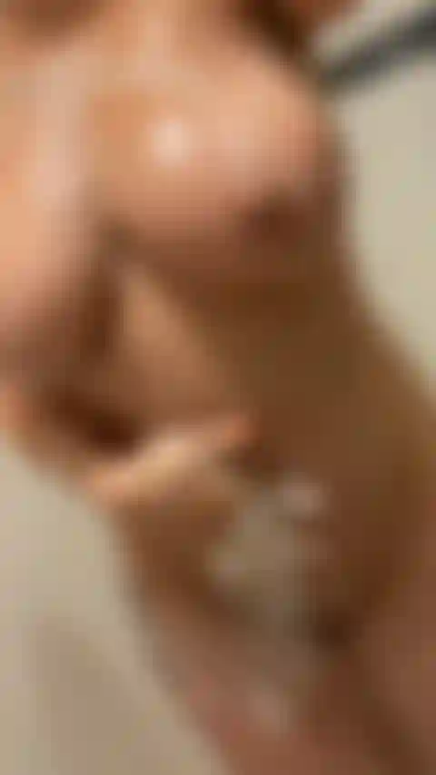 Nasse, heiße und seifige dusche.