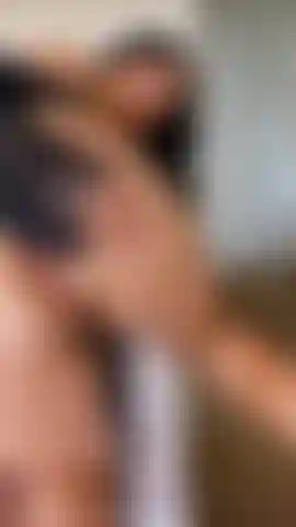 Echter orgasmus + dildo mit pulsierender klitoris-nahaufnahme.