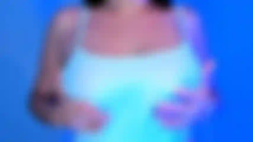 Bringe dich mit meinen großen titten zum abspritzen.