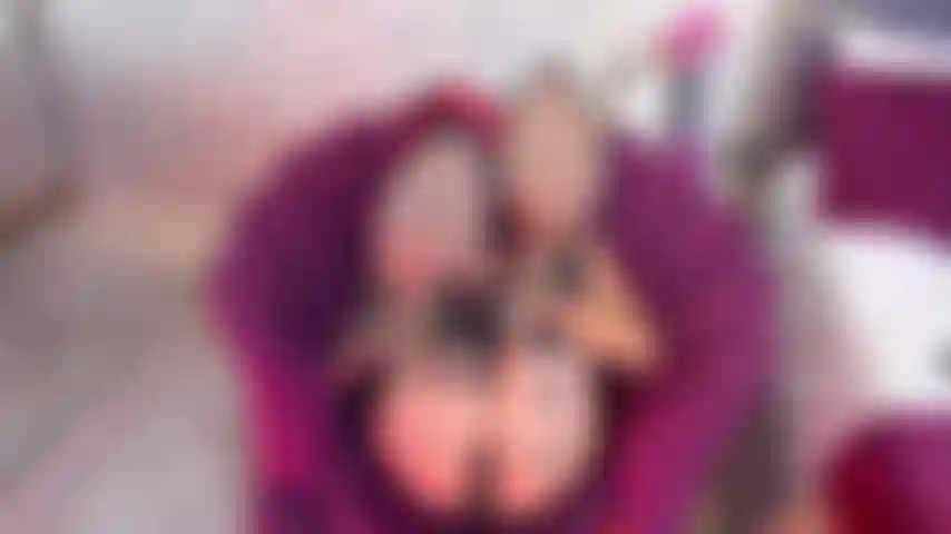 Ich will, dass du mich fickst, während ich nur diese high heels trage, bring mich dazu, in meinem höschen zu kommen, und füll mich mit deinem sperma!