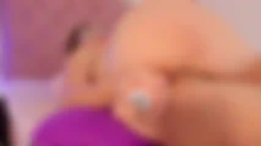 Die mit ihrem arsch spielt.