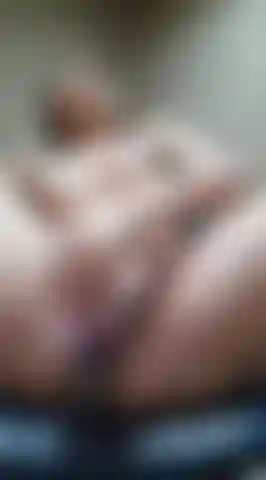 Die härter mit ihrer muschi spielt.