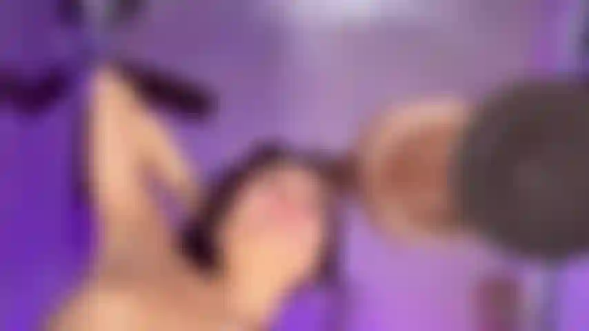 Schlampiges blasen mit viel spuckspiel! Schau mir zu, wie ich einen großen schwarzen schwanz von unten durch meinen durchsichtigen stuhl sauge!! Schau mir zu, wie ich meinen ganzen speichel auflecke wie eine brave schlampe!