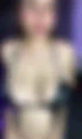 Mit sinnlichem körper.