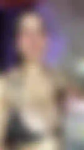 Trink wasser, sei ein braver junge und schau dir meine brüste an.