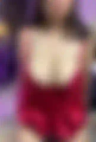 Mit blitzenden brüsten in einem roten kleid.