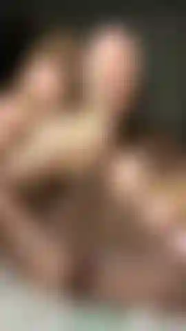 Die mit meinem nora-dildo masturbiert und sich reizt, bis ich überall darauf abspritze.