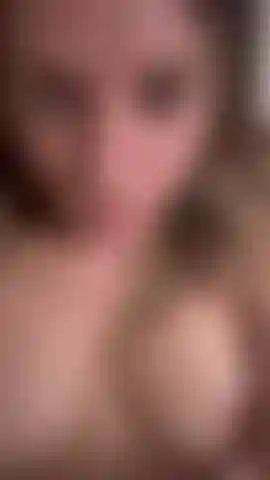 Spiele muschi in meinem bett. Kein make-up, bin gerade aufgewacht.