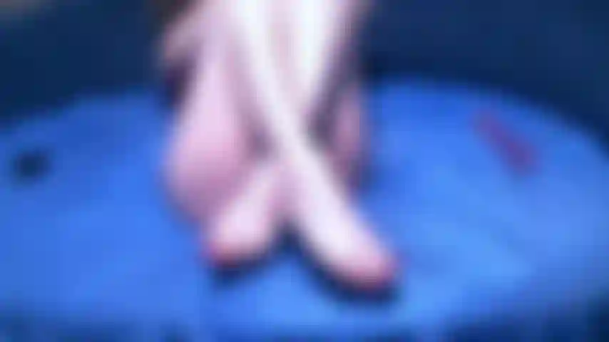 Masturbation in der muschi, spiele phalos mit füßen.