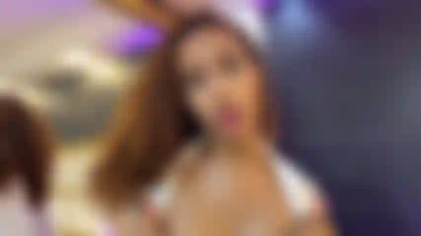 Maia, die an ihrem ersten tag als sekretärin richtig geil wird und mit all ihren spielsachen spielen möchte. Komm mit ;).