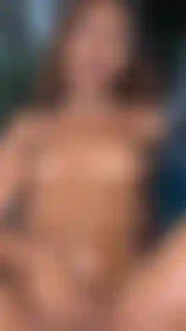 Ein schwarzes mädchen fickt ihre nasse, haarige muschi im pool.