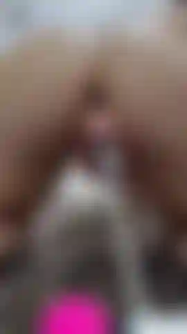 Meine muschi und mein arsch können der spannung einer doppelten penetration, die dich verrückt machen wird, nicht standhalten.