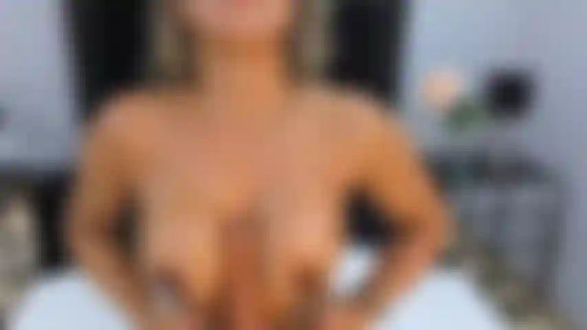 Kannst du dir deinen schwanz zwischen meinen titten vorstellen? Schau mir zu, wie ich diesen dildo verwöhne, als wärst du es, langsam, feucht und so verdammt heiß.