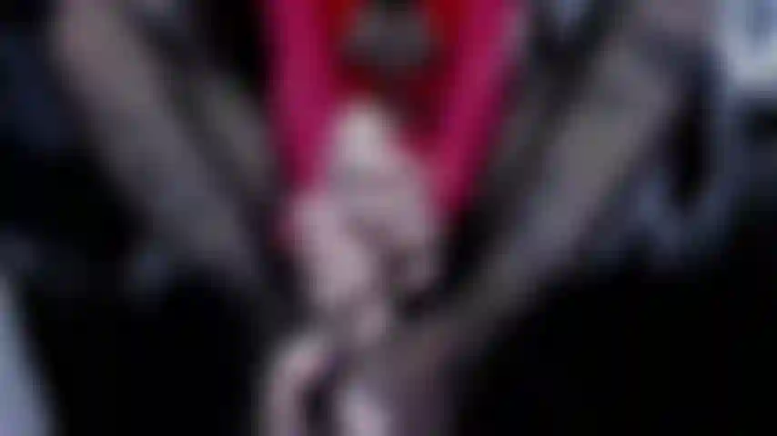 Hand- und fußhandjob, netzstrümpfe, weiße zehennägel.