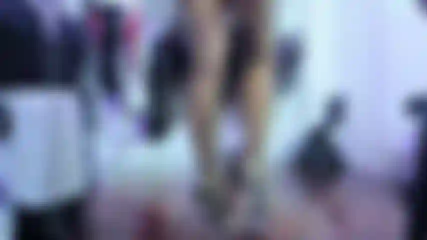 Laufe in hohen, transparenten absätzen.