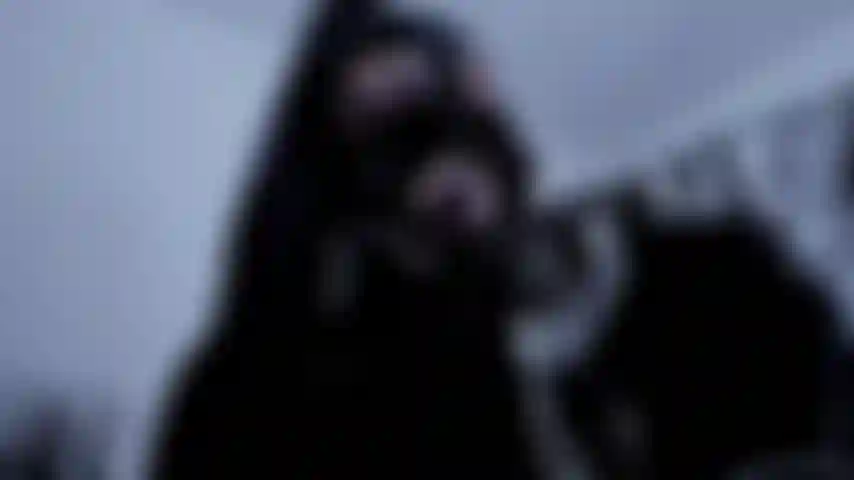 Rauche und trage latex.