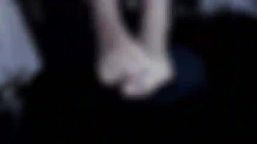 Bete meine füße und weißen nägel mit den schwarzen netzsocken an, ich wichse dich und du gibst mir deine milch auf meine zehen.