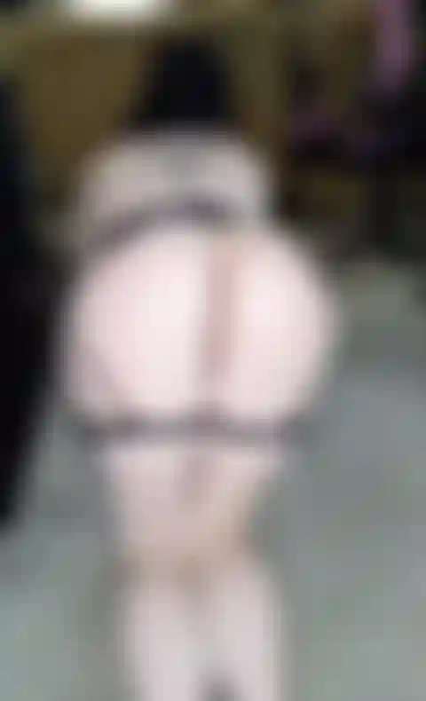 Ihren nackten arsch und ihre nackte muschi zur schau stellt.