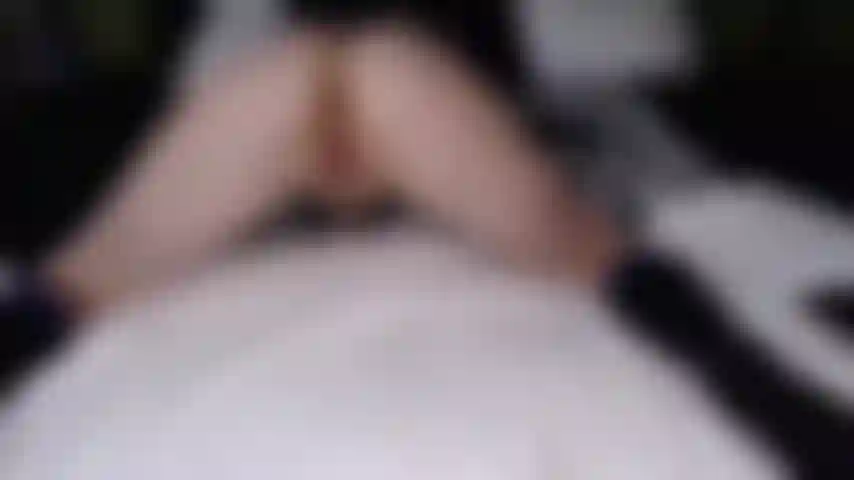 Die nackt twerkt und ihre enge fotze neckt.