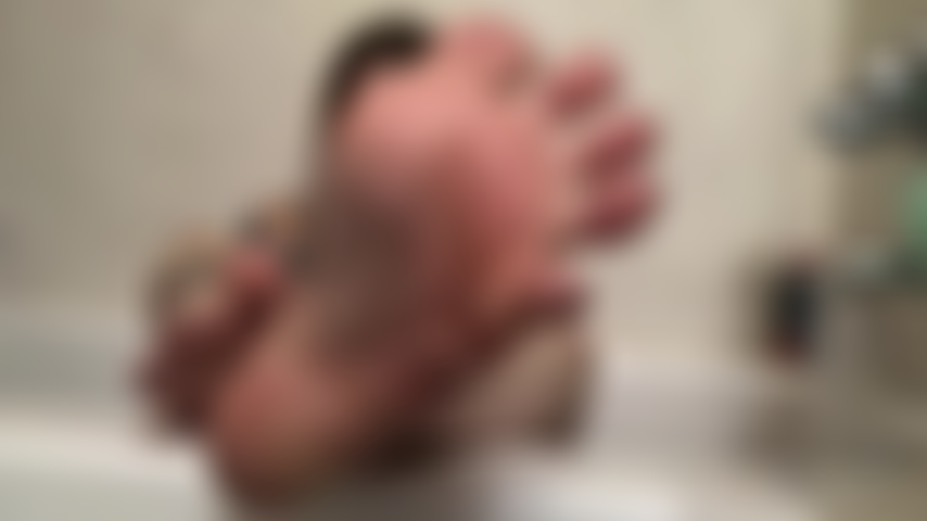 Fußsklavin marceline spielt in der badewanne herum, genießt ihre füße
