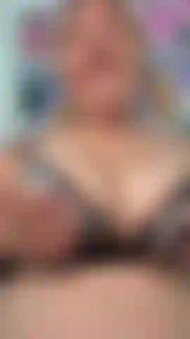 Geöltes necken, diesen körper zur schau stellen und dann auf meinem vibrator kommen..... Magst du diesen großen bbw-göre-körper, baby?