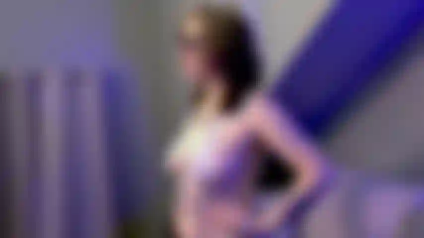 Ein gemeines mädchen macht sich über deinen mikroschwanz lustig.