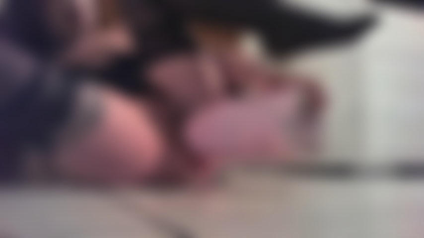 Meine muschi ist nass! Ich spiele mit sektflaschen.