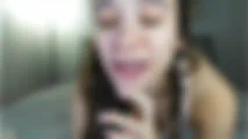 Ein geiles schwangeres baby spielt mit ihrer geschwollenen muschi.