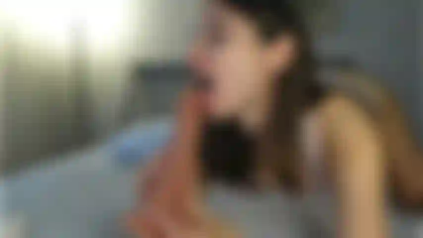 Das schwangere baby zieht sich aus.