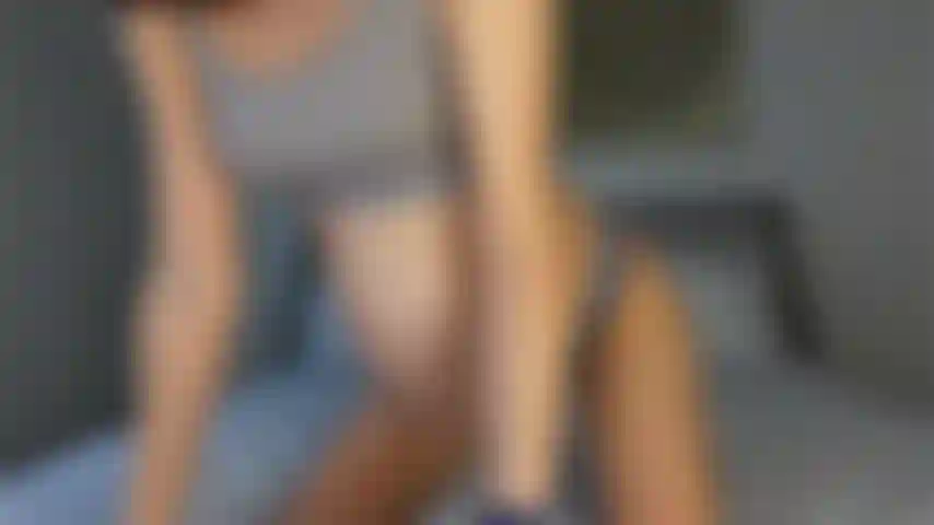 Und zeige ihr arschloch und ihre muschi.