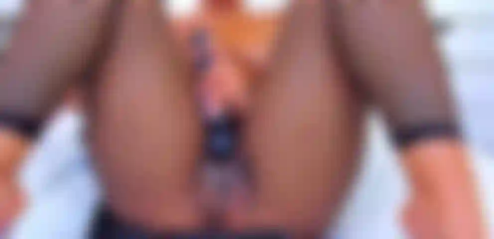 Lehnen sie sich zurück und sehen sie zu, wie meine beine zittern, während ich diesen großartigen orgasmus habe.