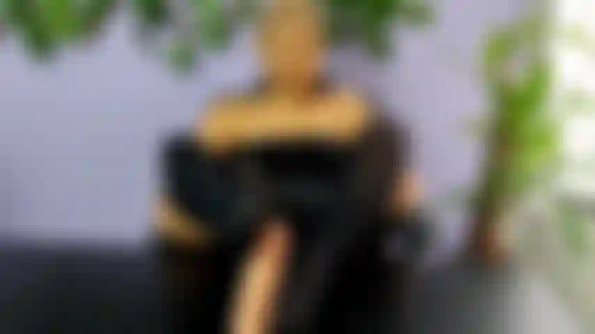 Ich verführe den wachmann, um die bank auszurauben.