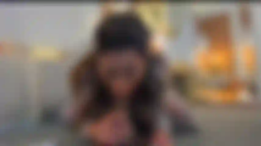 Schlampiges würgen an meinem bbc-torso!! Ich sauge und ficke meinen mund mit 2 verschiedenen dicken schwänzen!! Willst du sehen, wie sehr meine augen weinen und wie viel spucke herauskommt?