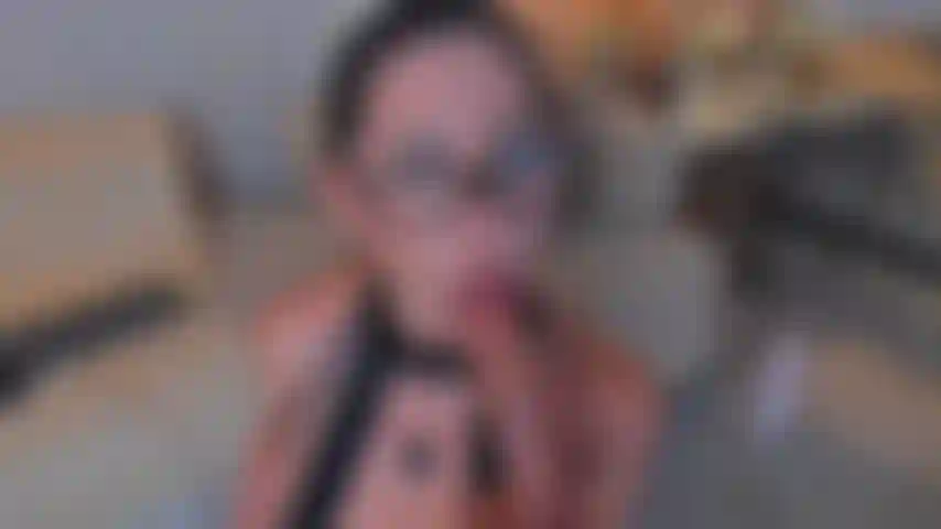 Fick mein hübsches gesicht, während ich eine brille und ein streifen-outfit trage!