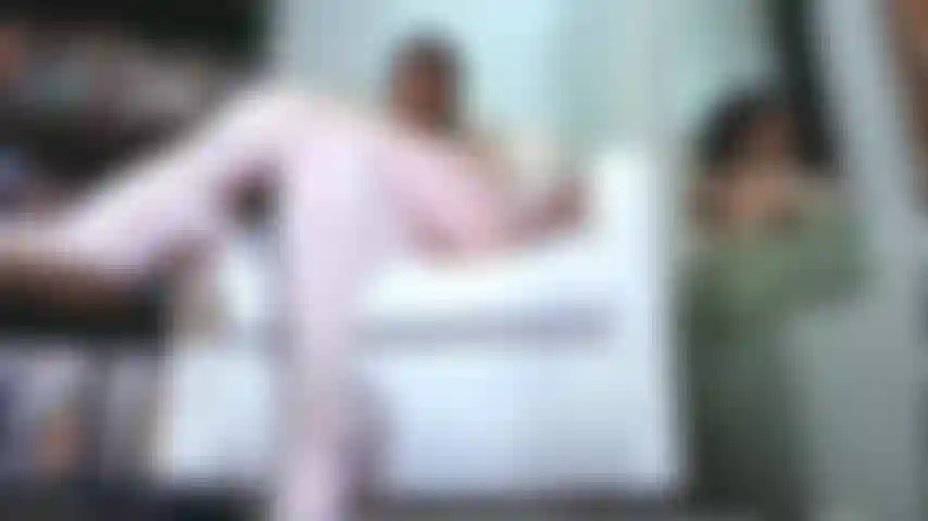 Joi für anbeter mit gekreuzten beinen und baumelnden armen.